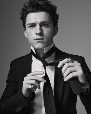 Том Холланд в черно-белом образе - 1