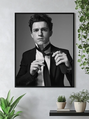 Том Холланд в черно-белом образе - 4