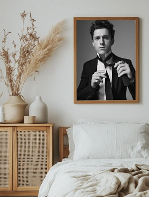 Том Холланд в черно-белом образе - 5