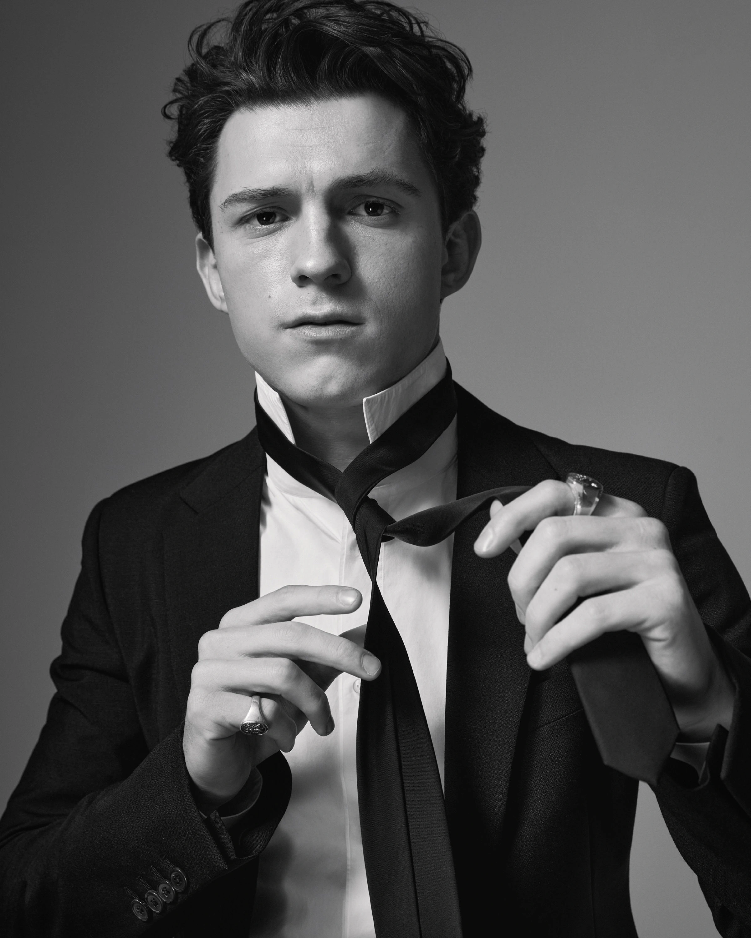 Том Холланд в черно-белом образе - 1