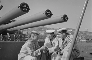 Три моряка в белой форме - 1