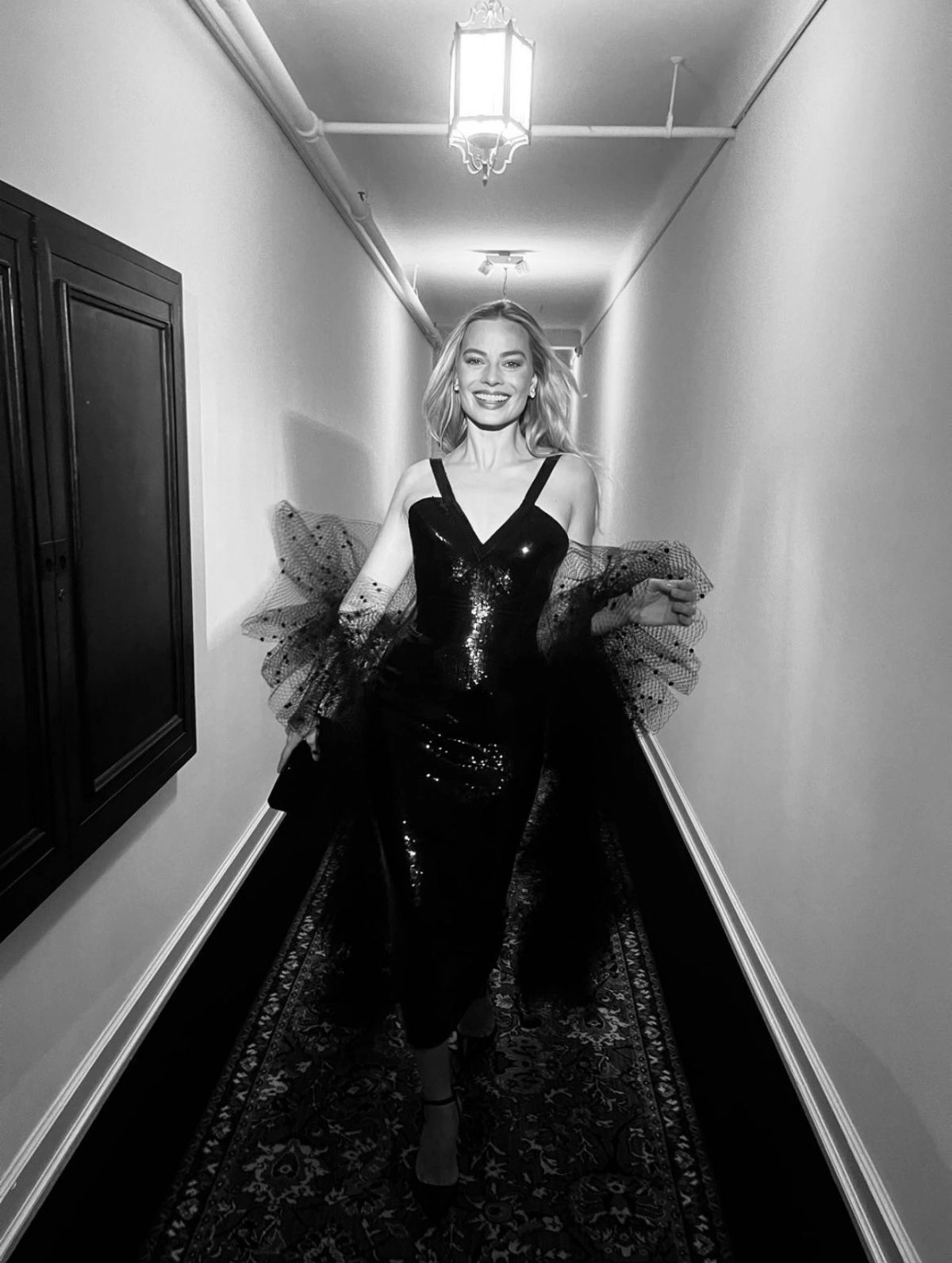 Марго Робби в черном - 1