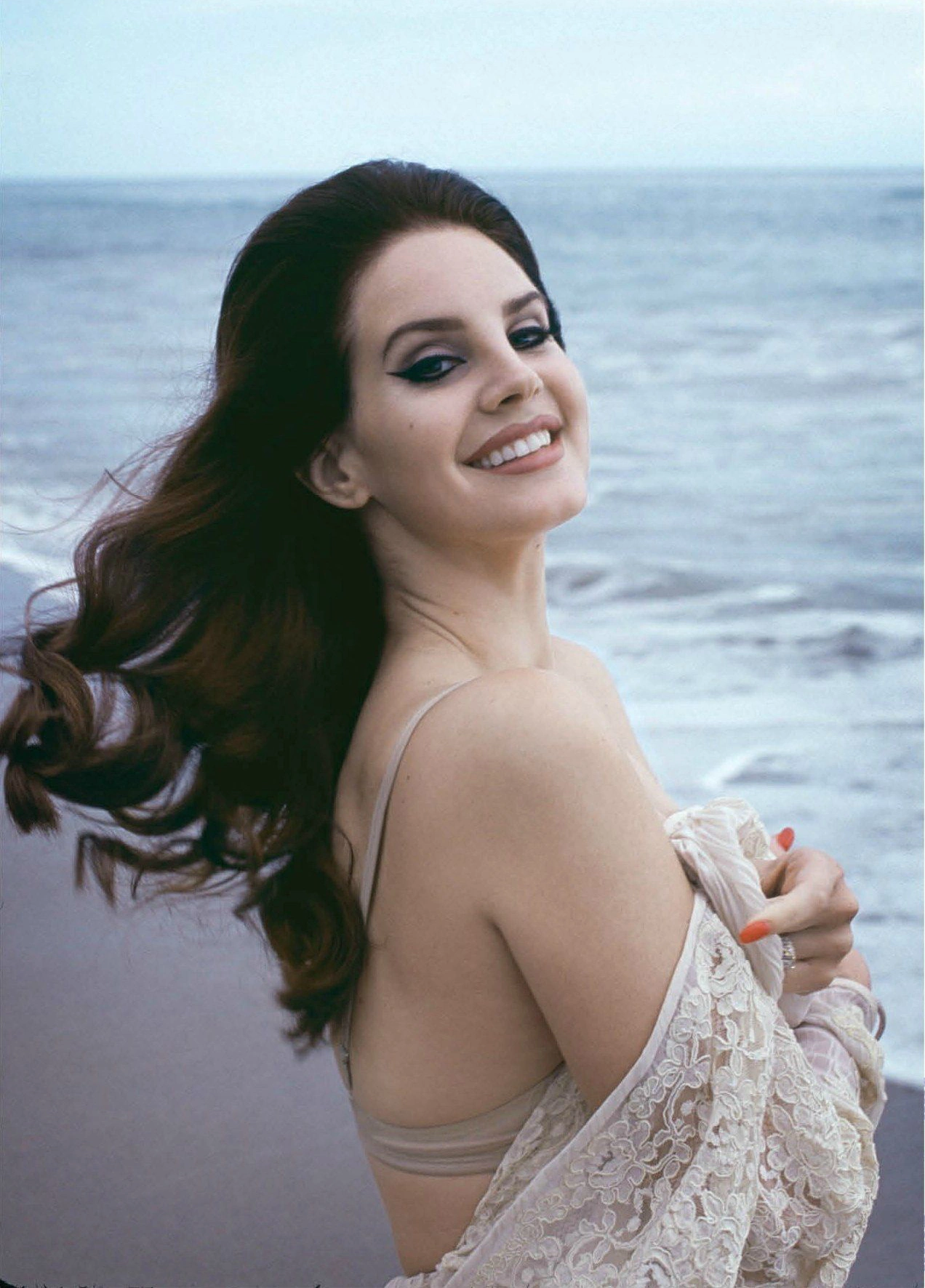 Lana Del Rey — Утончённая женственность у моря - 1