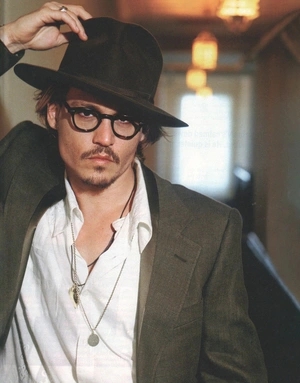Джонни Депп с шляпой и очками - 1
