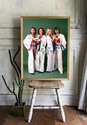 ABBA в ярких национальных костюмах - 2