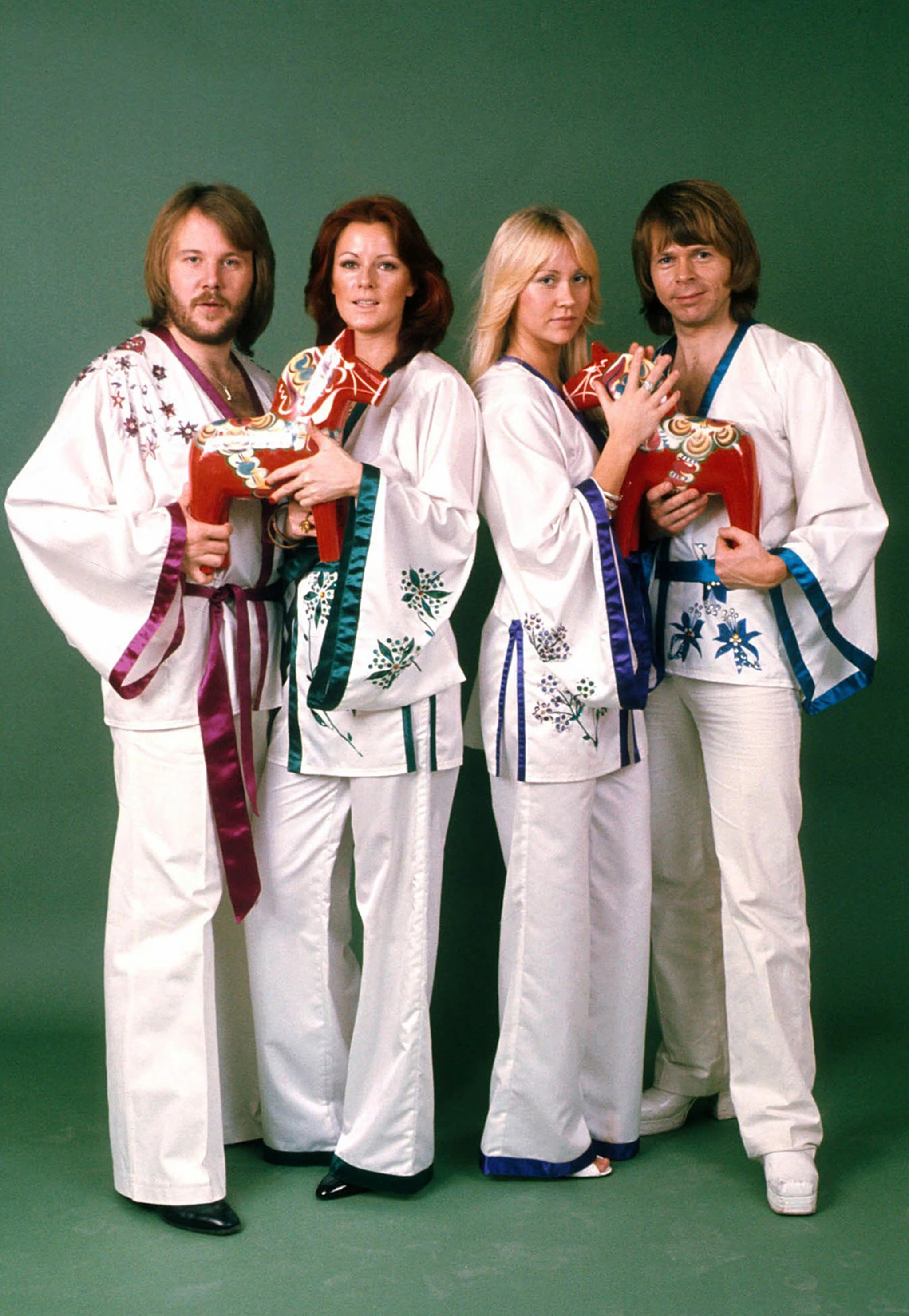 ABBA в ярких национальных костюмах - 1