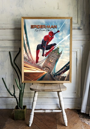 Человек-паук в динамичном полёте на фоне Тауэрского моста - 2