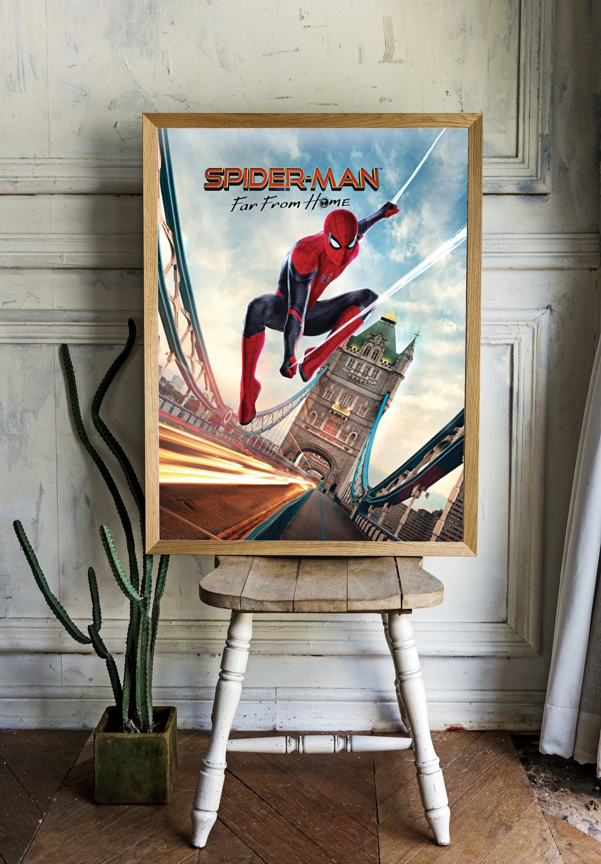 Человек-паук в динамичном полёте на фоне Тауэрского моста - 2