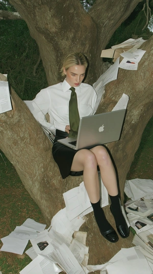 Девушка в офисной одежде на дереве - 1