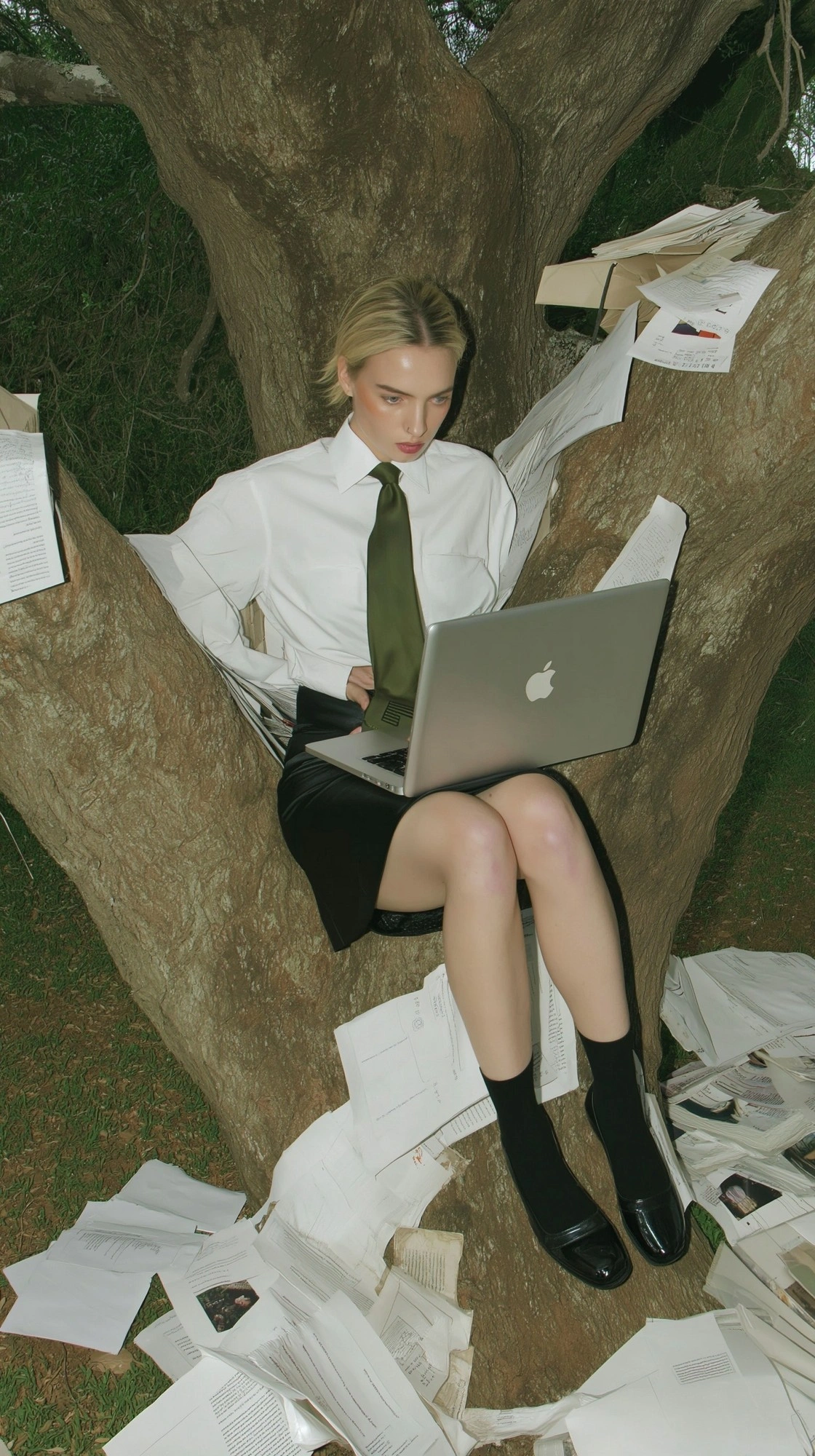 Девушка в офисной одежде на дереве - 1