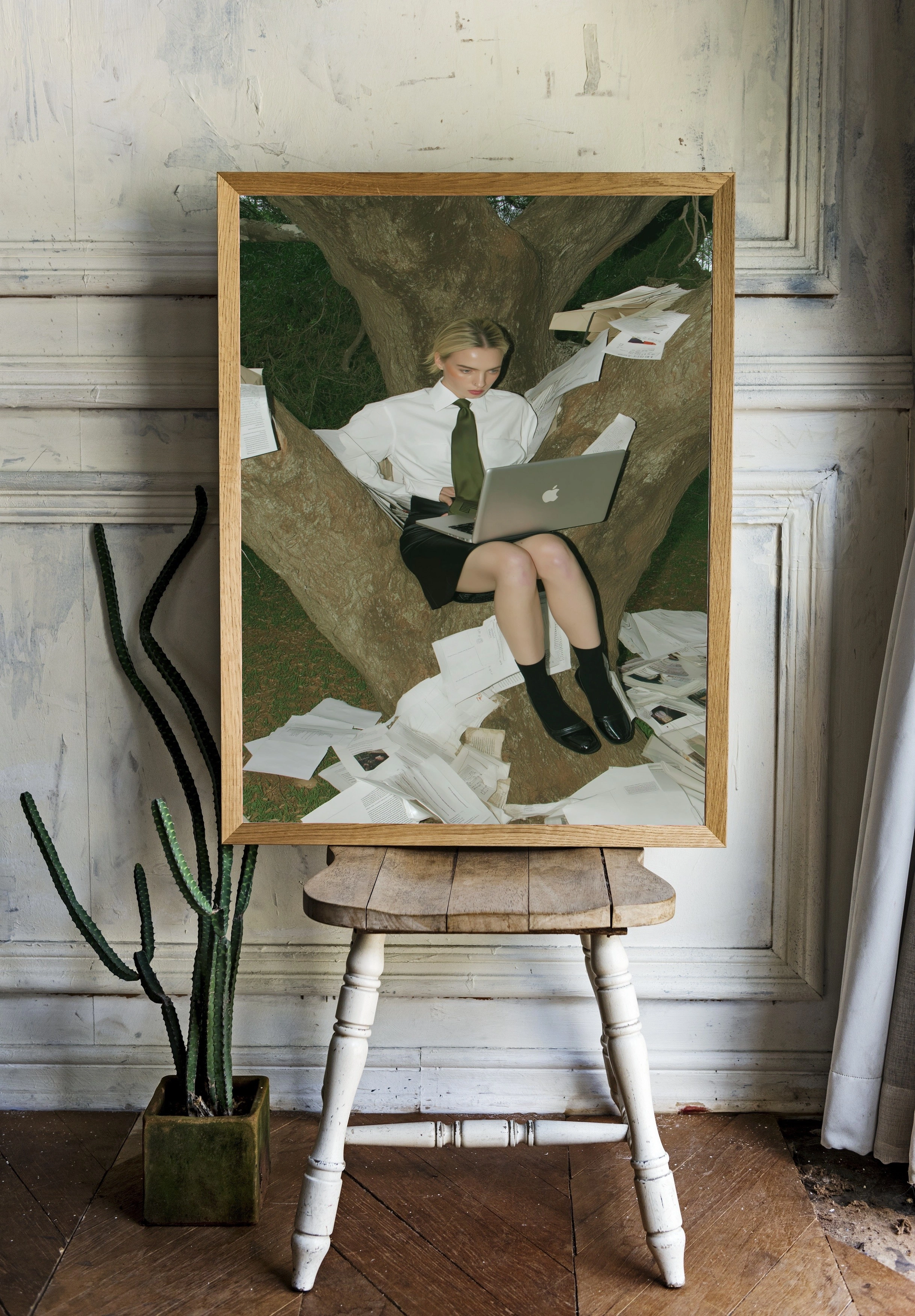 Девушка в офисной одежде на дереве - 2