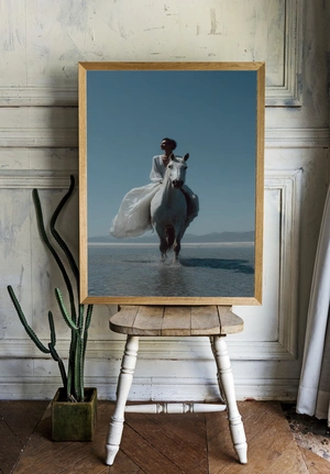 Элегантная женщина на белом коне у моря - 2