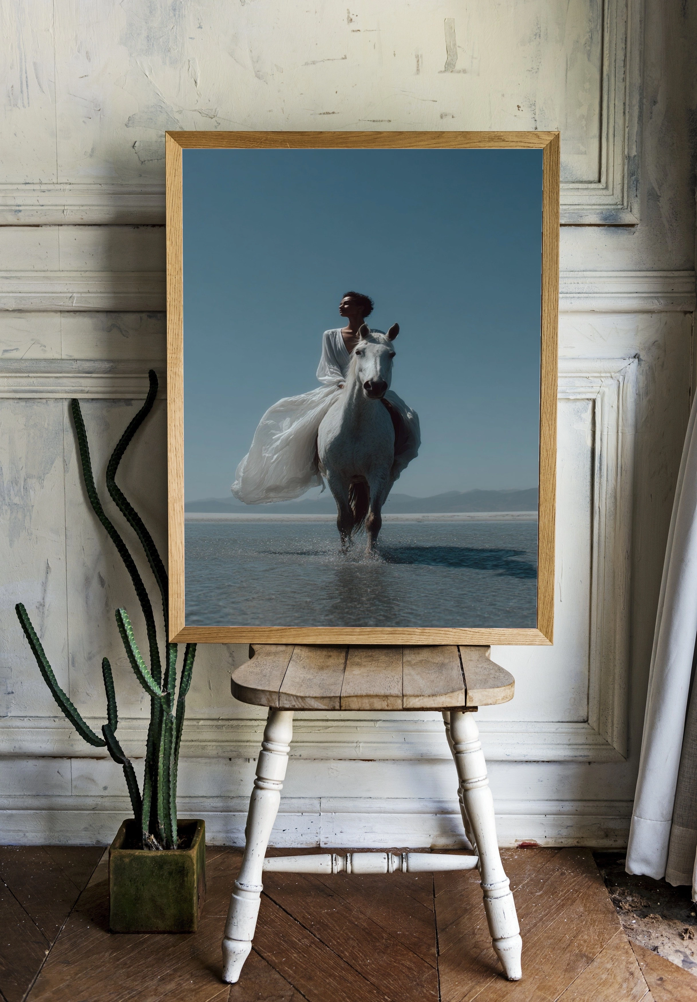 Элегантная женщина на белом коне у моря - 2