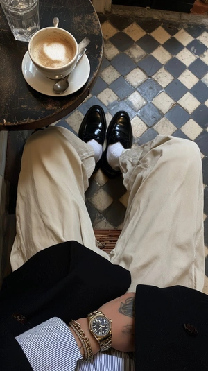 Элегантный утренний кофе с стильными деталями - 1