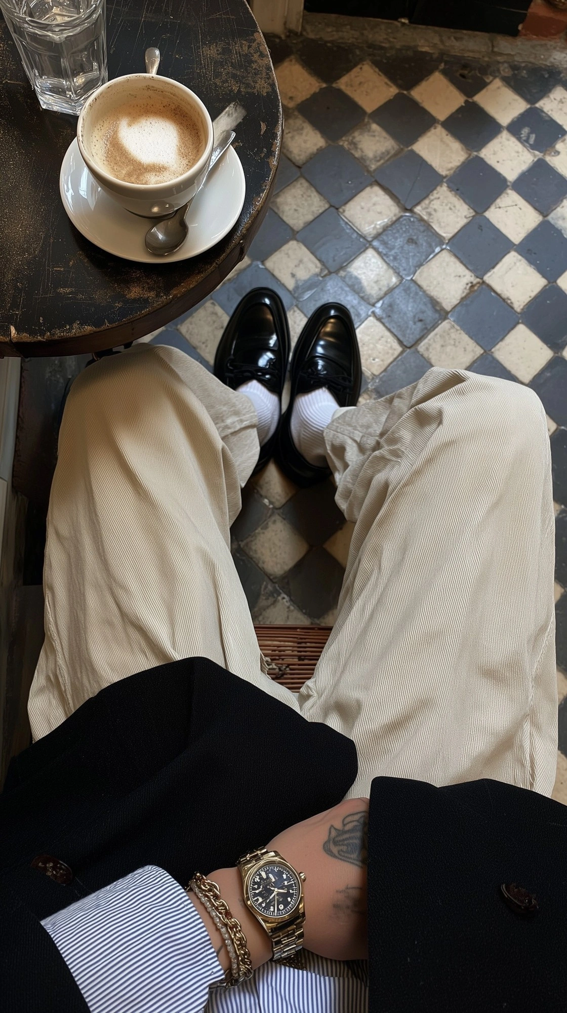 Элегантный утренний кофе с стильными деталями - 1