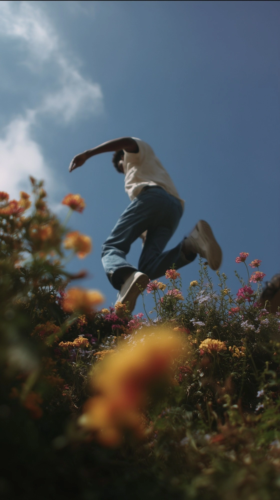 Человек в цветах под голубым небом - 1