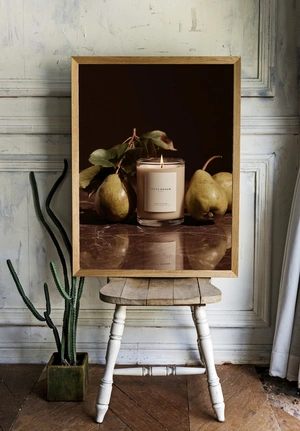 Ароматическая свеча с грушей на мраморном фоне - 2