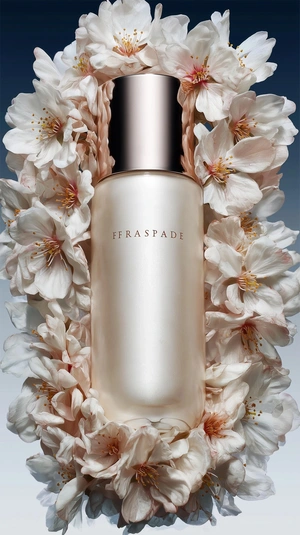 Элегантный флакон парфюма среди цветущих цветов - 1