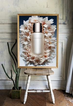 Элегантный флакон парфюма среди цветущих цветов - 2