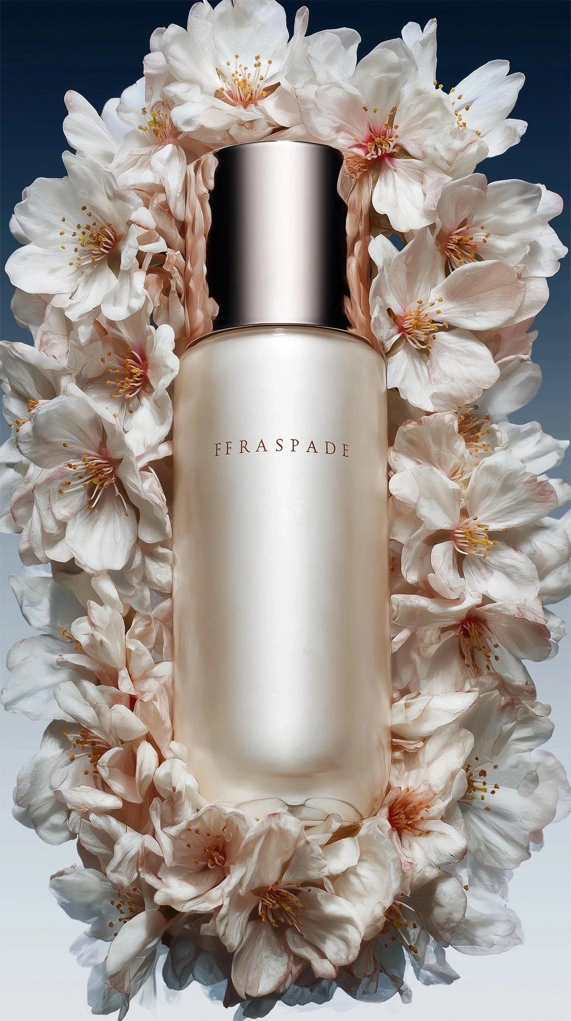 Элегантный флакон парфюма среди цветущих цветов - 1