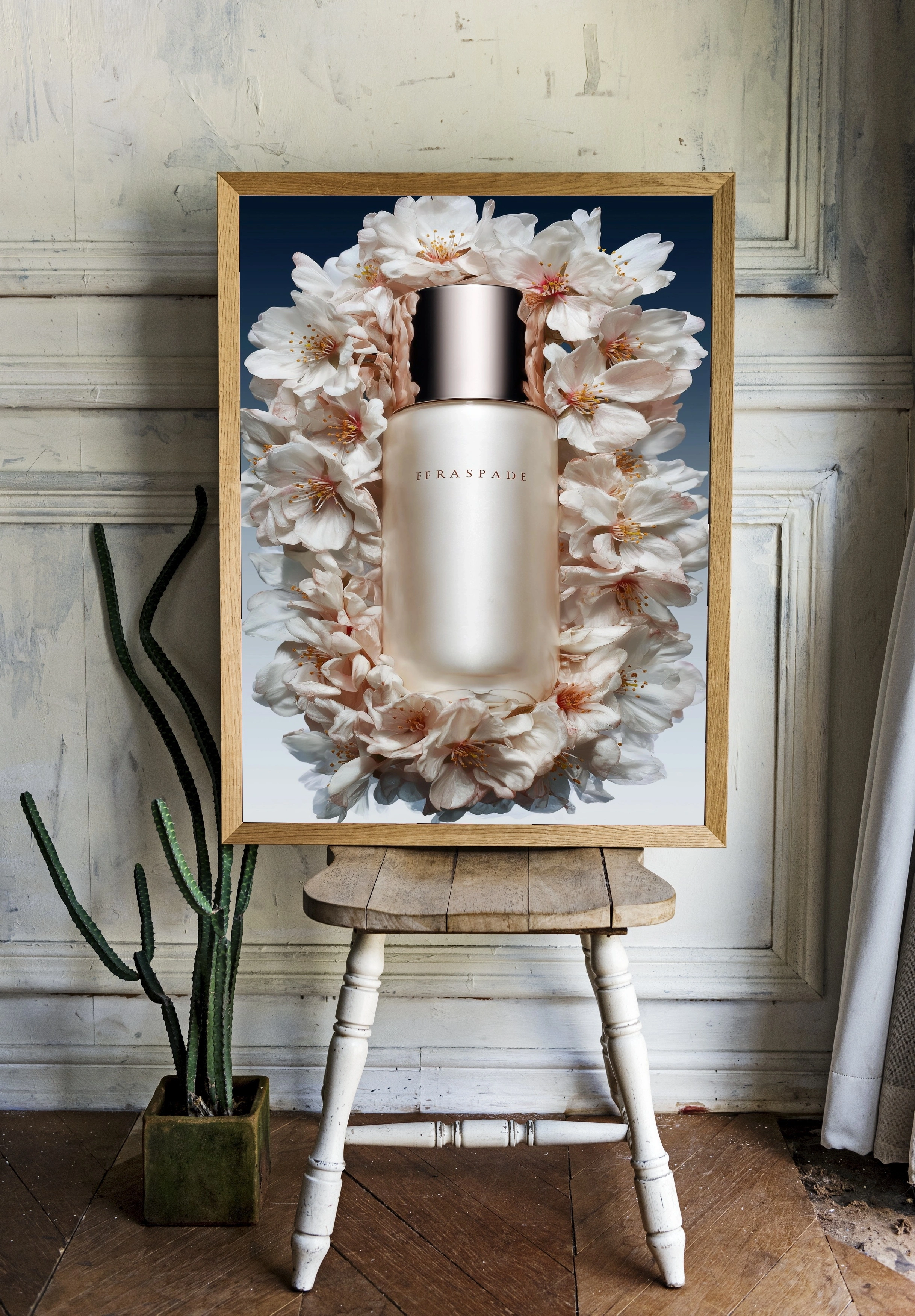 Элегантный флакон парфюма среди цветущих цветов - 2