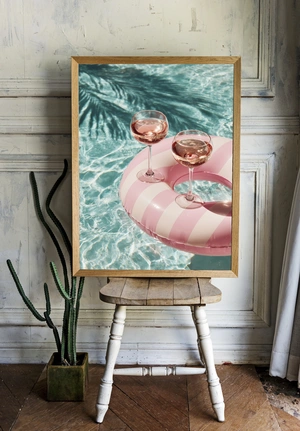 Розовое вино на пляжном круге у бассейна - 2