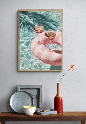 Розовое вино на пляжном круге у бассейна - 4