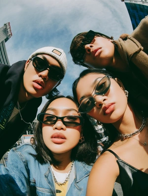 Современная молодежная группа в стильных очках - 1