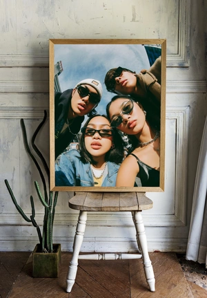 Современная молодежная группа в стильных очках - 2