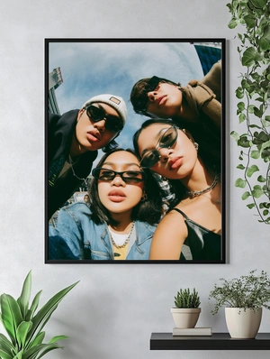 Современная молодежная группа в стильных очках - 5