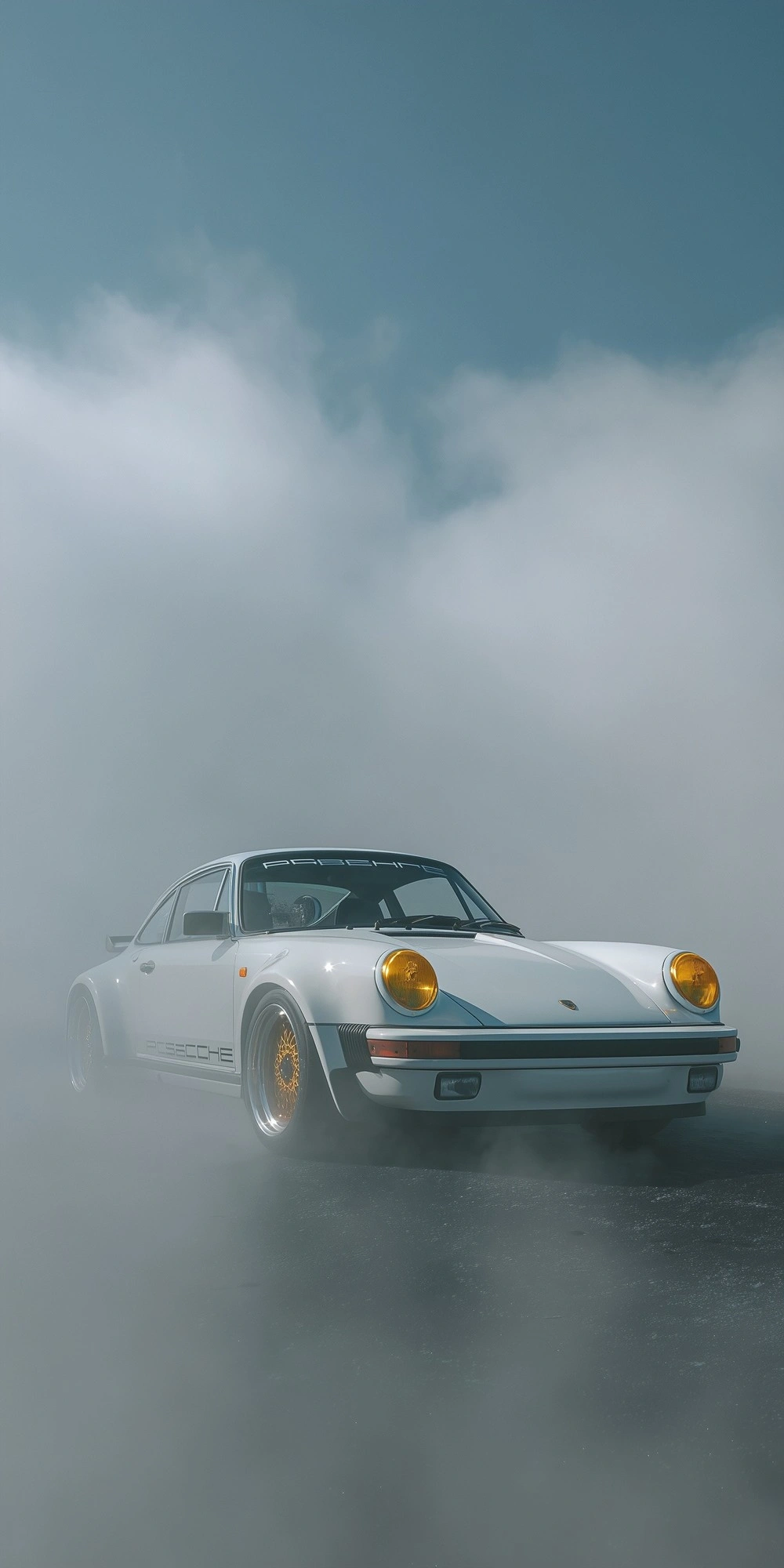 Классический Porsche в облаках тумана - 1