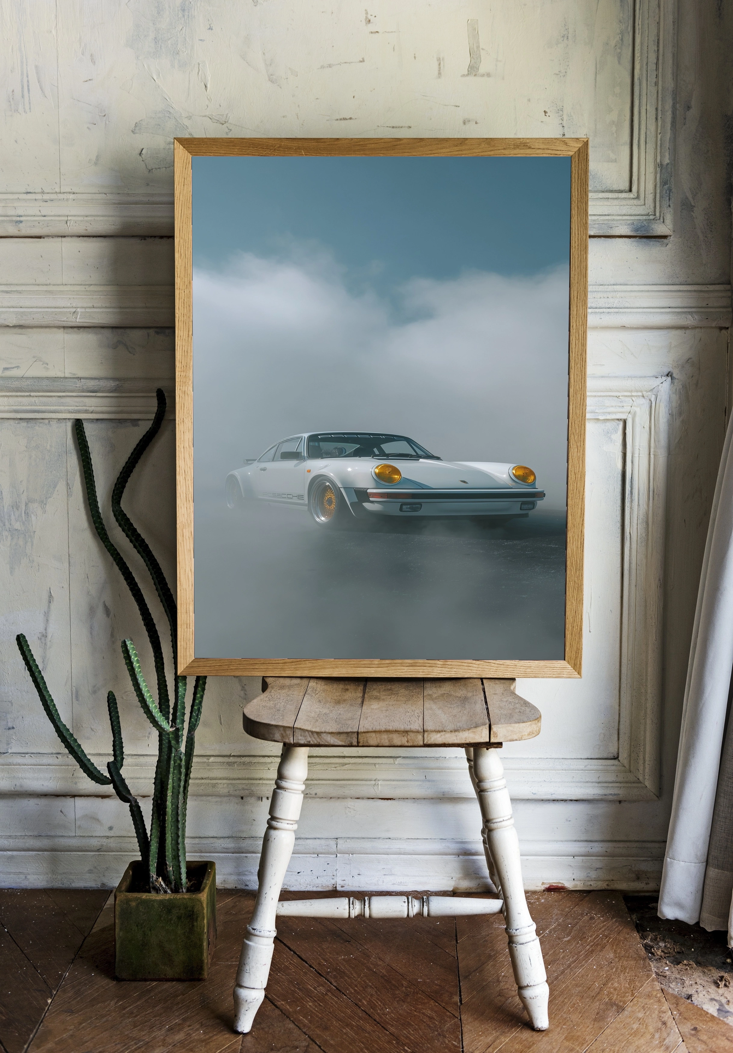 Классический Porsche в облаках тумана - 2