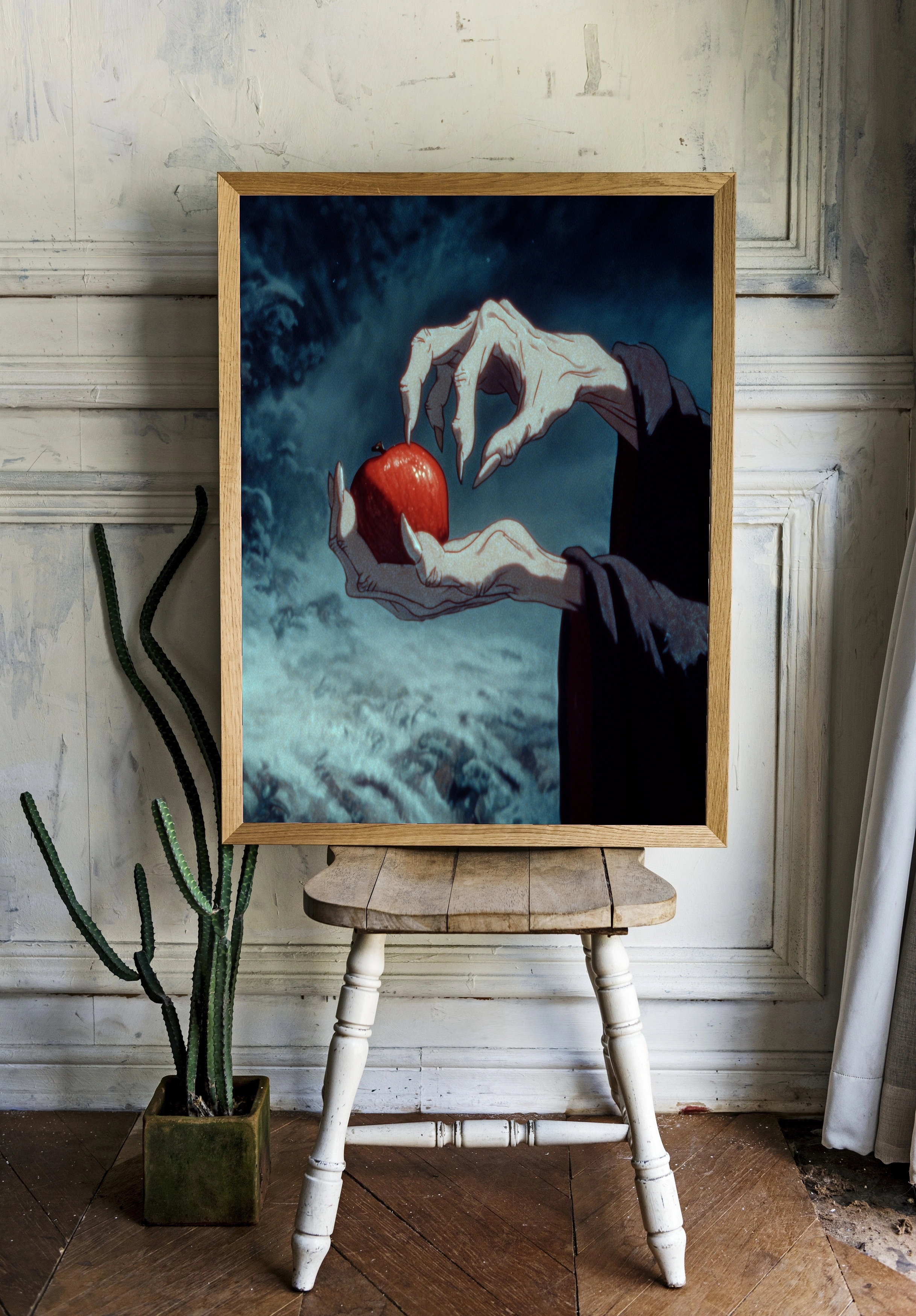 Загадочная рука с красным яблоком - 2