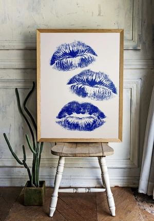 Яркие синие губы на белом фоне - 2