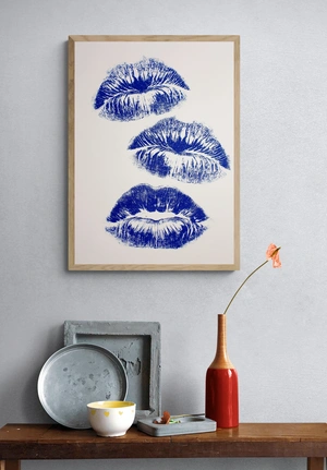 Яркие синие губы на белом фоне - 4