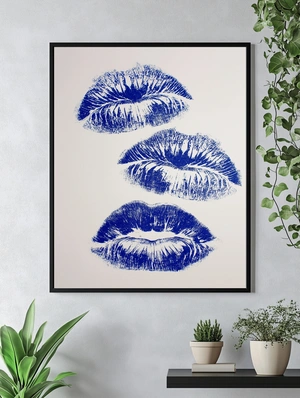 Яркие синие губы на белом фоне - 5