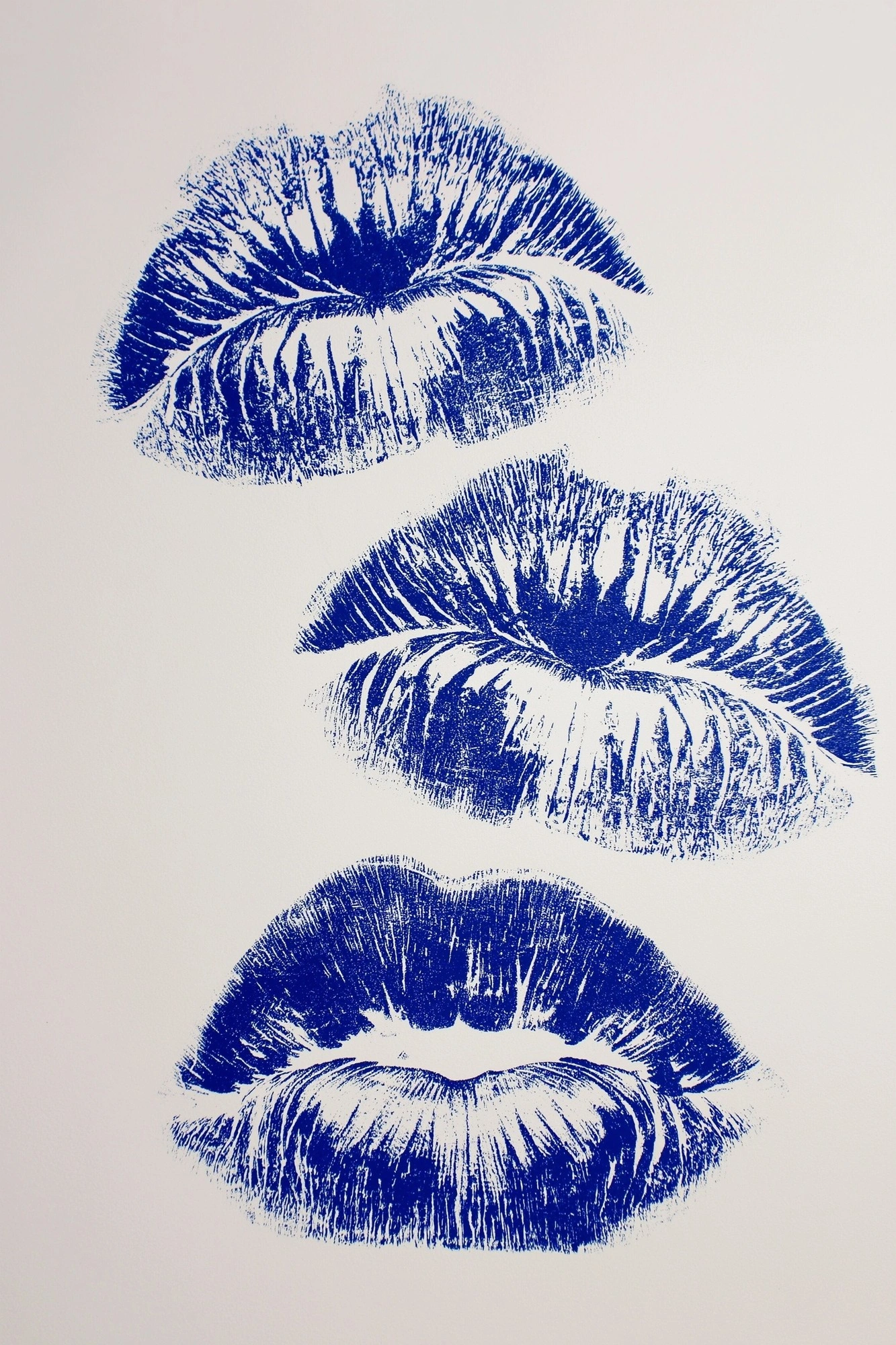 Яркие синие губы на белом фоне - 1