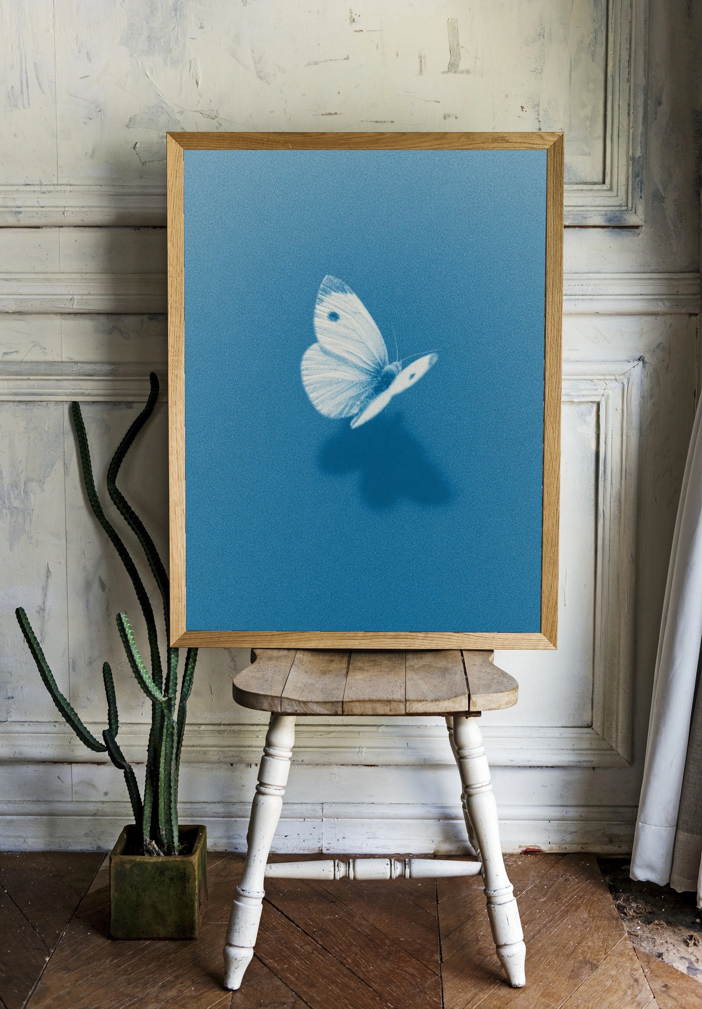 Нежная бабочка на синем фоне - 2