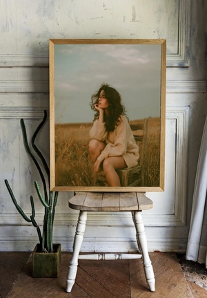 Девушка в свитере на фоне природы - 2