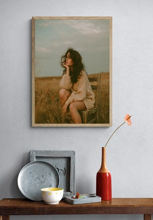 Девушка в свитере на фоне природы - 4