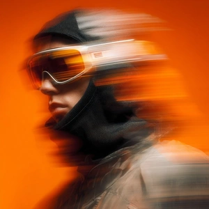 Современный сноубордист на фоне яркого оранжевого - 1