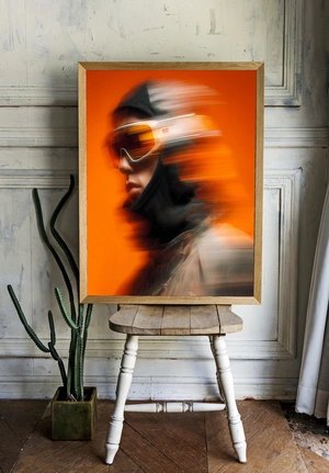 Современный сноубордист на фоне яркого оранжевого - 2