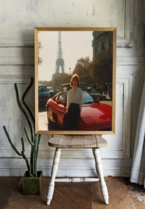 Элегантная девушка у красного спорткара в Париже - 2