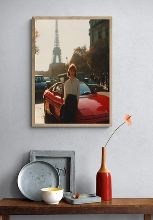 Элегантная девушка у красного спорткара в Париже - 4