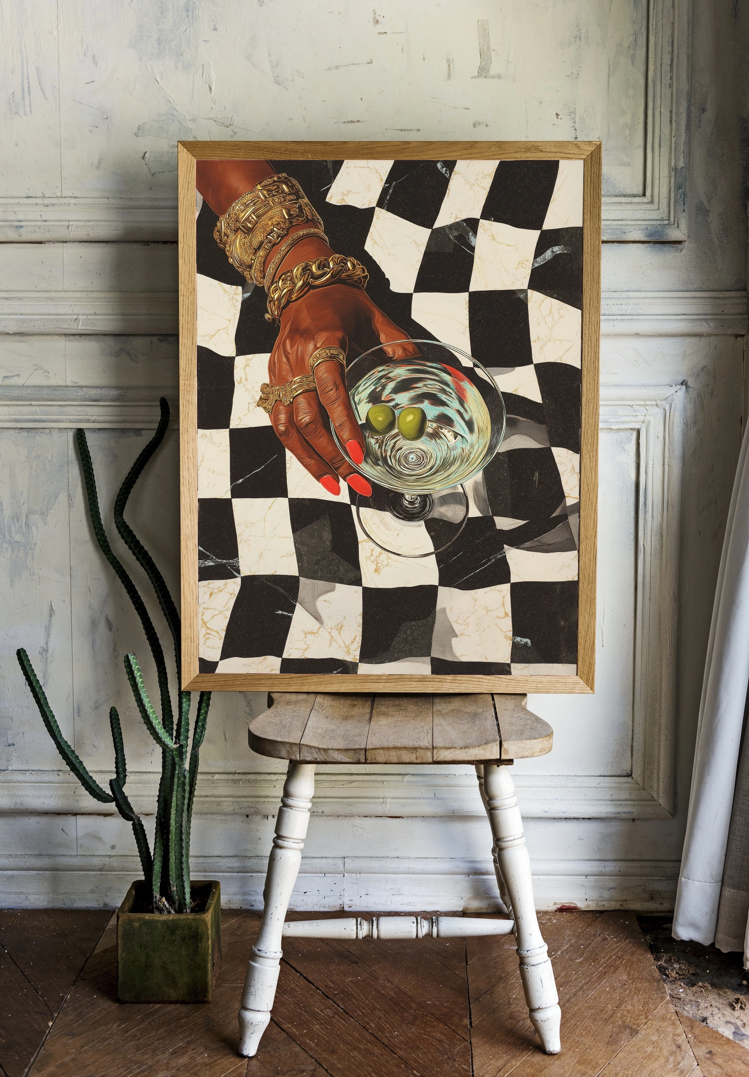 Элегантная рука с коктейлем на шахматном фоне - 2