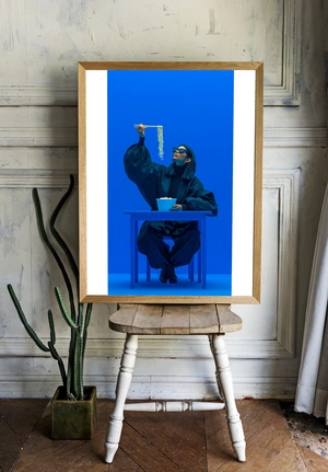 Стильная девушка с лапшой на фоне синего - 2