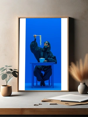 Стильная девушка с лапшой на фоне синего - 3