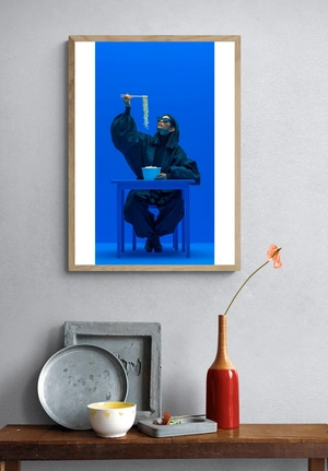 Стильная девушка с лапшой на фоне синего - 4