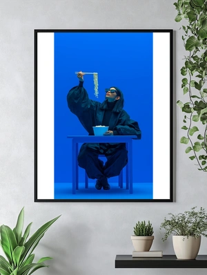 Стильная девушка с лапшой на фоне синего - 5