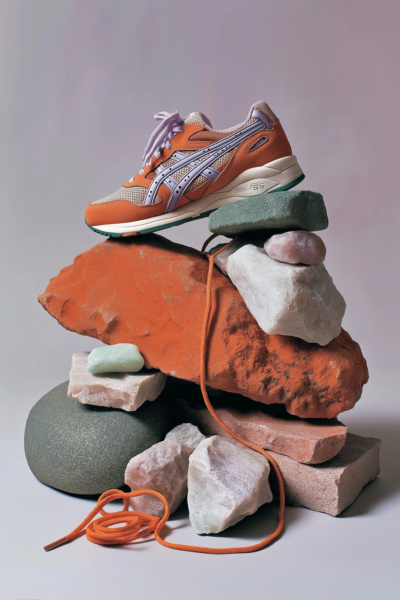 Кроссовки на фоне камней и глины - 1